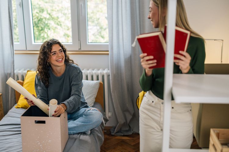 College roommates open communication, one listening, the other talking - Simple Habits for Great College Roommate Relationships